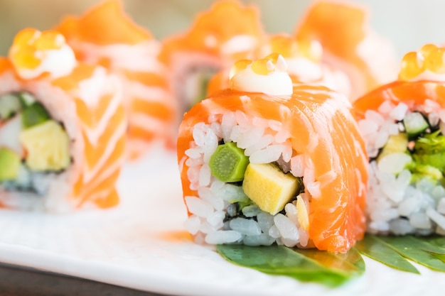 Rolo de salmão sushi