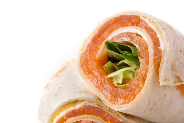 Rolo de sanduíche de wrap de salmão com queijo e legumes isolados no fundo branco