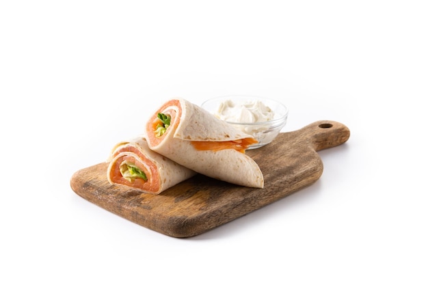 Rolo de sanduíche de wrap de salmão com queijo e legumes isolados no fundo branco