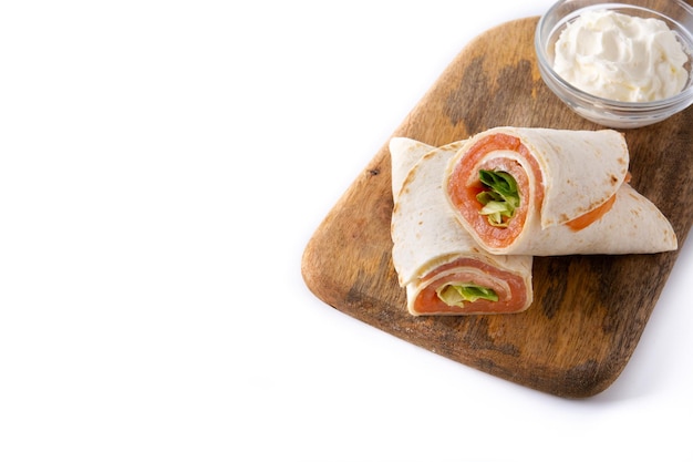 Rolo de sanduíche de wrap de salmão com queijo e legumes isolados no fundo branco