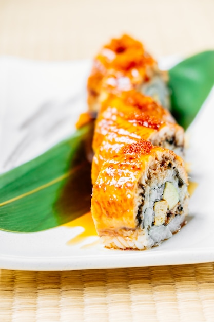 Rolo de sushi de peixe Unagi ou enguia