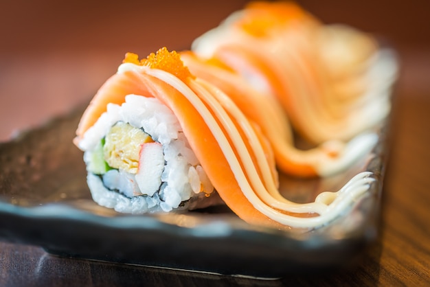 Rolo de sushi de salmão maki