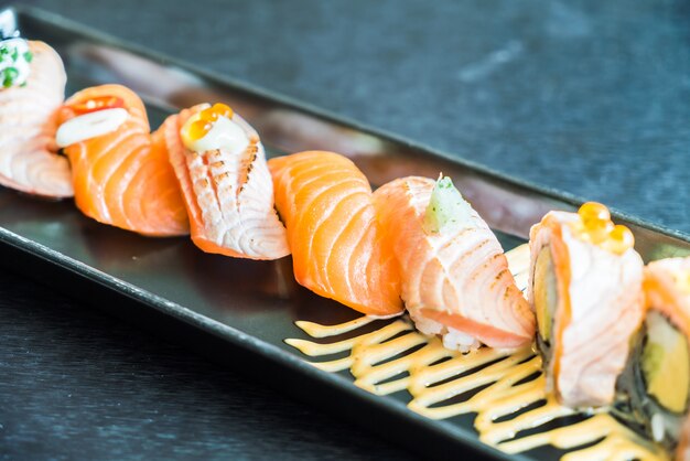 Rolo de sushi de salmão