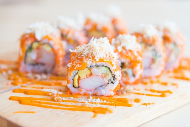 Rolo de sushi de salmão