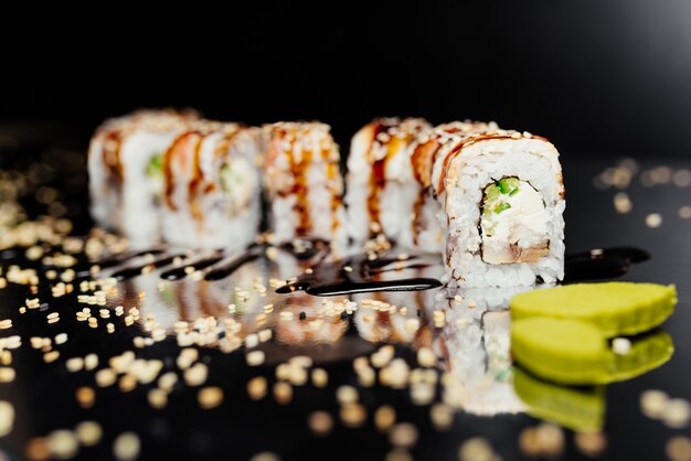 Rolo de Sushi Dragão de Ouro feito de Nori, Arroz Marinado, Queijo, Pepino, Unangile