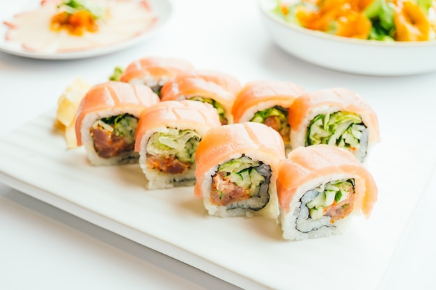 Rolo de sushi fresco e cru com wasabi em prato branco