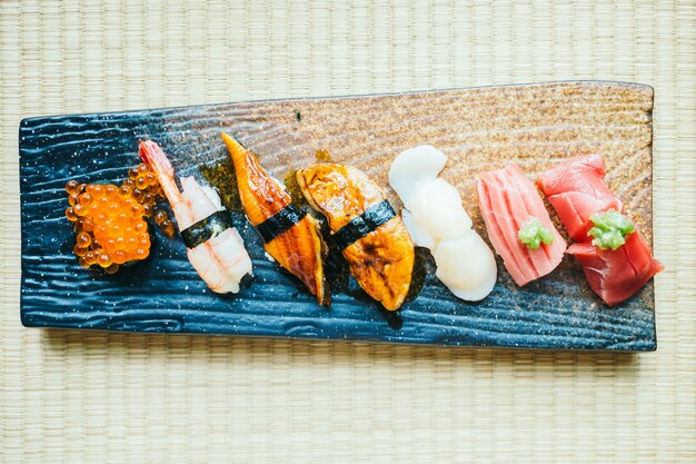 Rolo de sushi nigiri cru e fresco