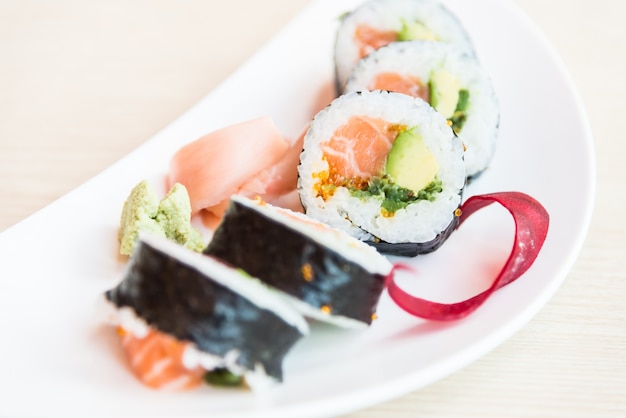 Rolo de sushi salmão maki