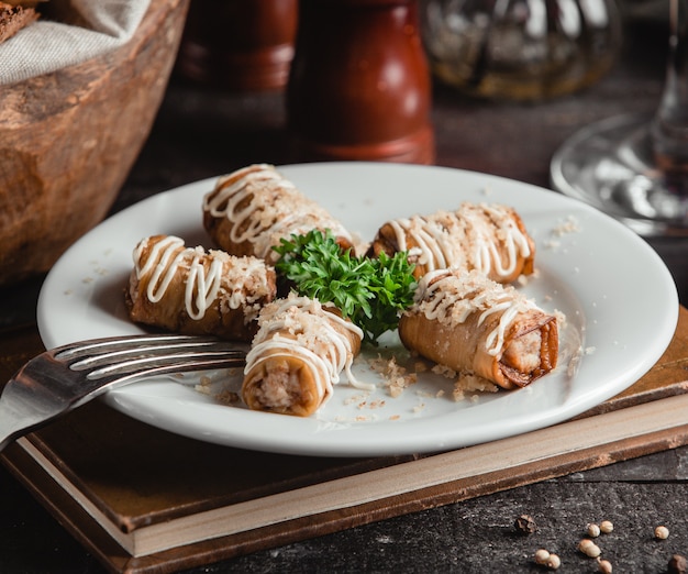 Rolos de berinjela com nozes alho e maionese