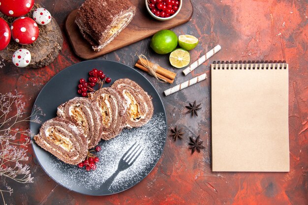 Rolos de biscoito saborosos de cima na mesa escura