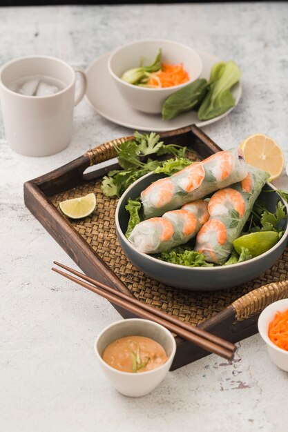 Rolos de camarão fresco com salada e molho