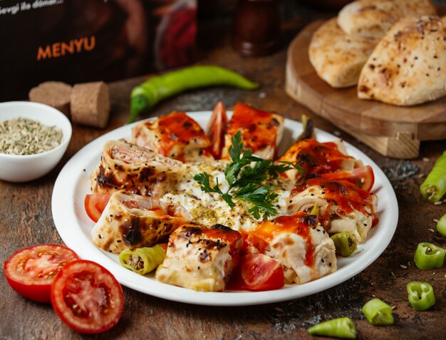 Rolos de Lavash com recheios e tomates.