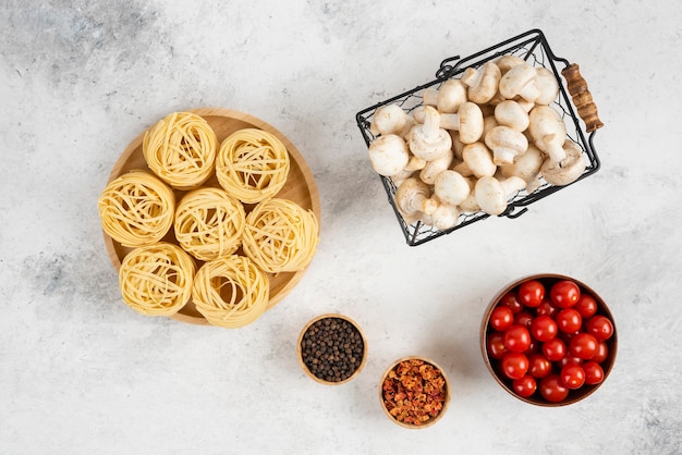 Rolos de macarrão com cogumelos, tomate cereja e especiarias.