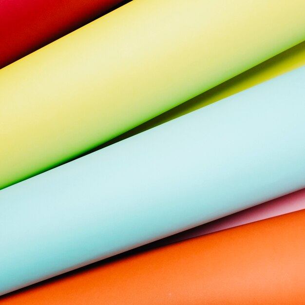 Rolos de papel em diferentes cores