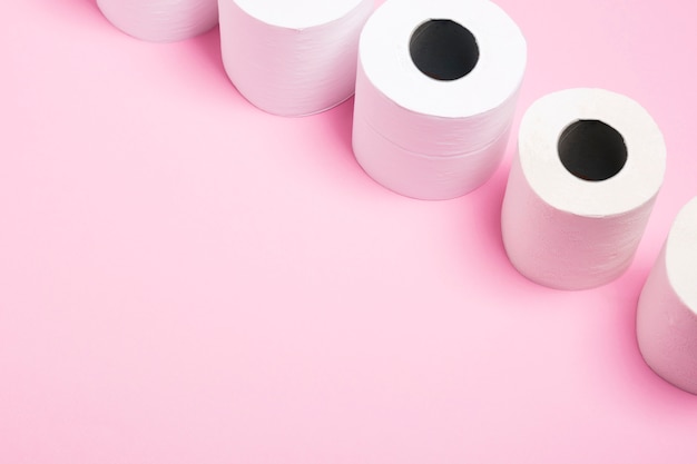 Foto grátis rolos de papel higiênico para o espaço da cópia