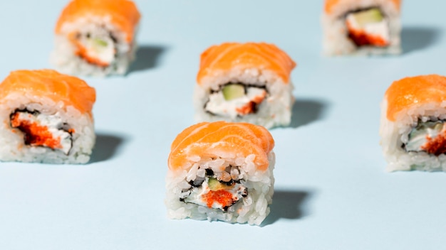 Rolos de sushi alinhados na mesa