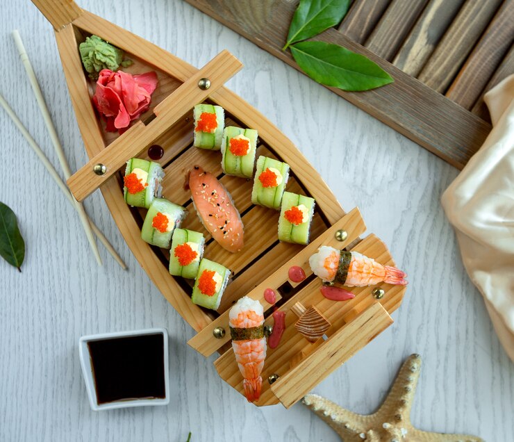 Foto grátis rolos de sushi com camarão lateral