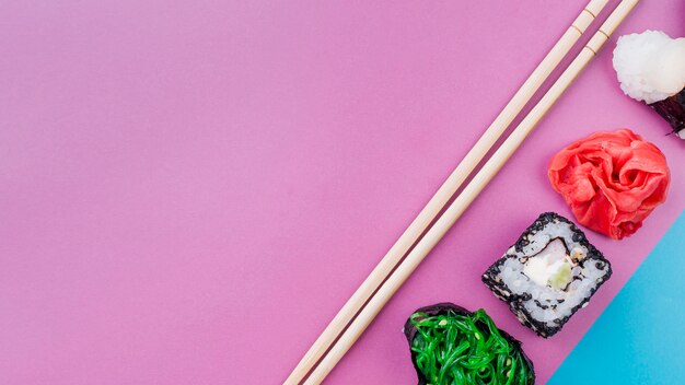Rolos de sushi com espaço para cópia alinhados