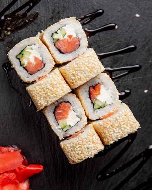 rolos de sushi com gergelim, servidos com gengibre