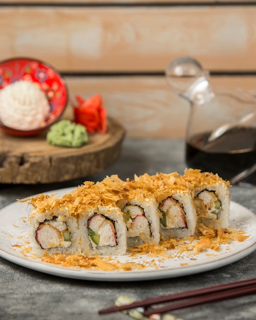 Rolos de sushi com palitos de caranguejo cobertos com granulado crocante