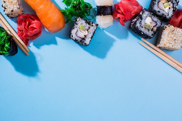 Rolos de sushi de cópia-espaço na mesa