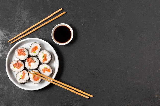 Rolos de sushi de cópia-espaço no prato