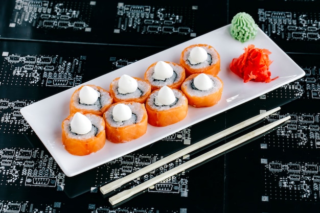Rolos de sushi de salmão cobertos com maionese japonesa