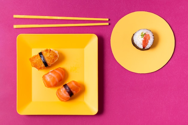 Foto grátis rolos de sushi de salmão