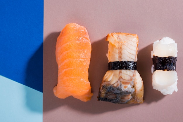 Rolos de sushi delicioso na mesa