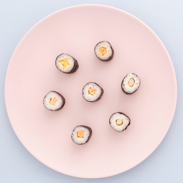 Rolos de sushi deliciosos prontos para serem servidos