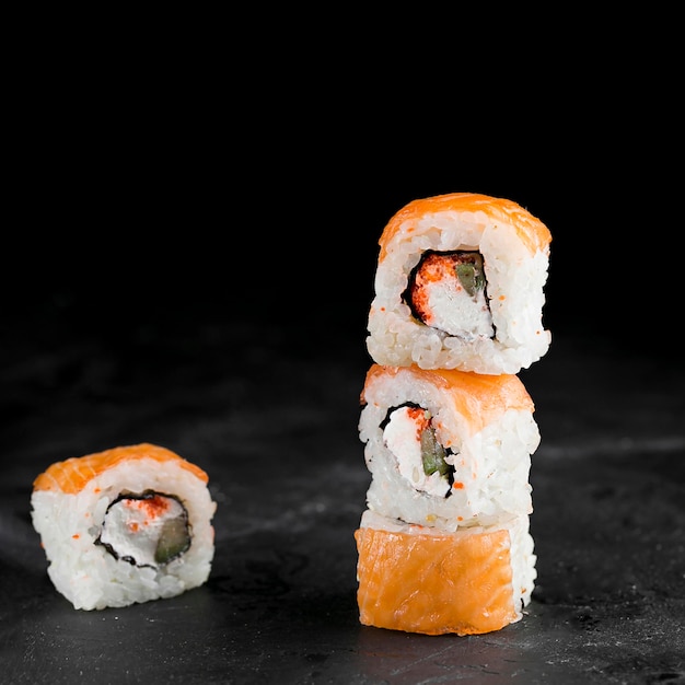 Foto grátis rolos de sushi deliciosos