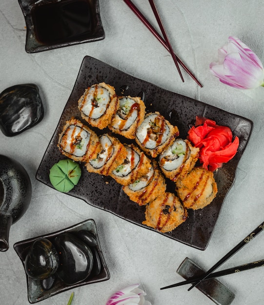 Foto grátis rolos de sushi dentro do prato de bife de pedra.