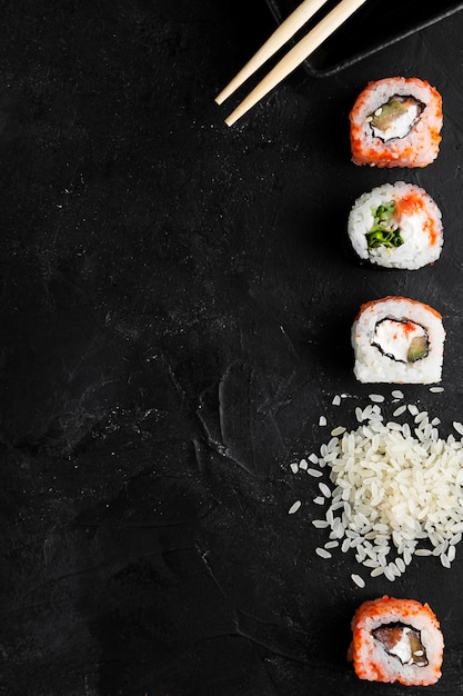 Rolos de sushi para o espaço da cópia