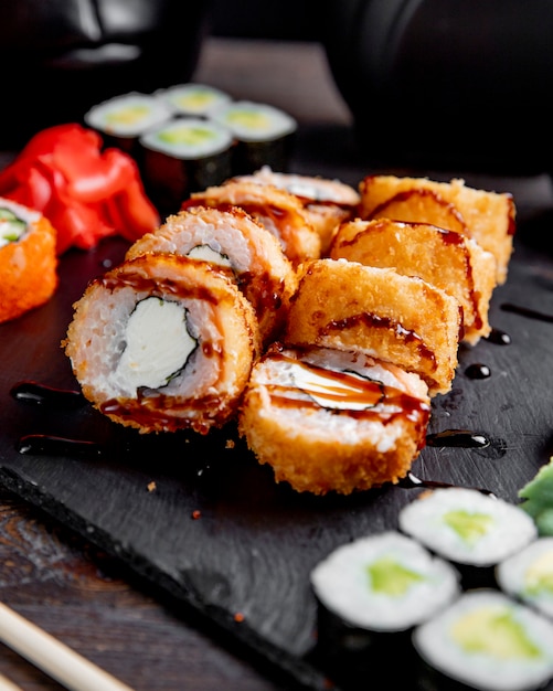 Foto grátis rolos de sushi quentes com molho e gengibre