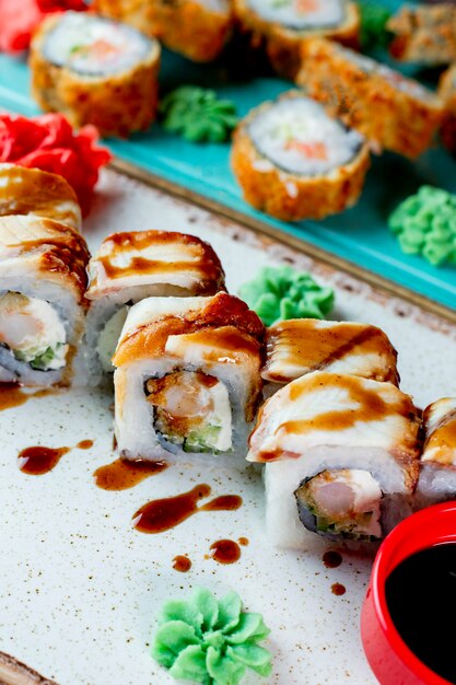 Rolos de sushi servidos com wasabi e molho de soja