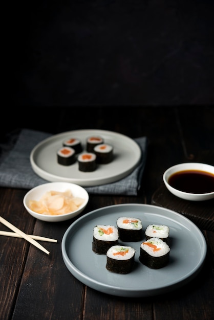 Rolos de sushi tradicional japonês com legumes