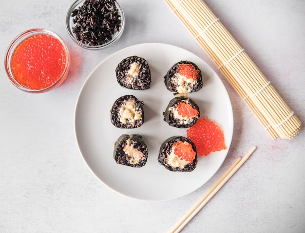 Rolos de sushi vista superior com caviar