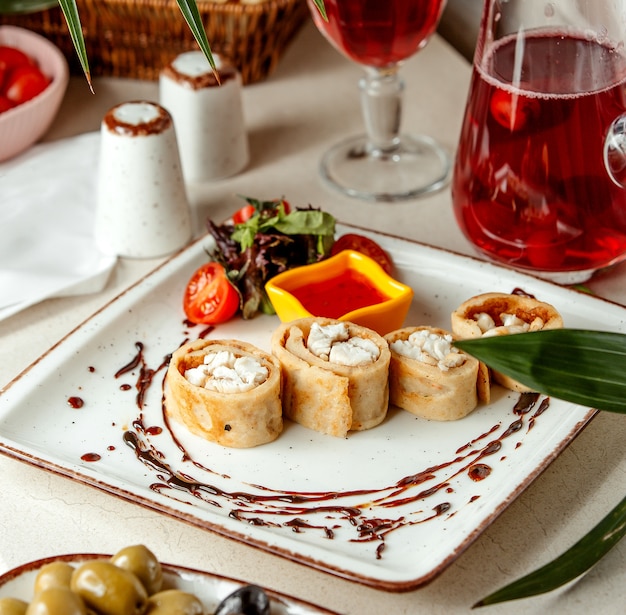 Rolos fatiados com peixe e pimentão doce com compota