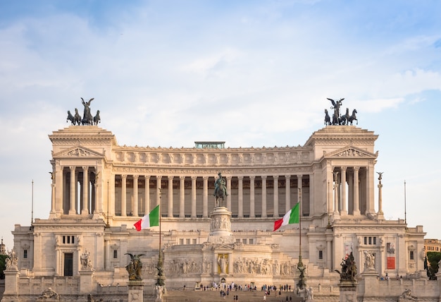 Roma, itália - circa de agosto de 2020: monumento vittoriano localizado na piazza venezia (praça de veneza)