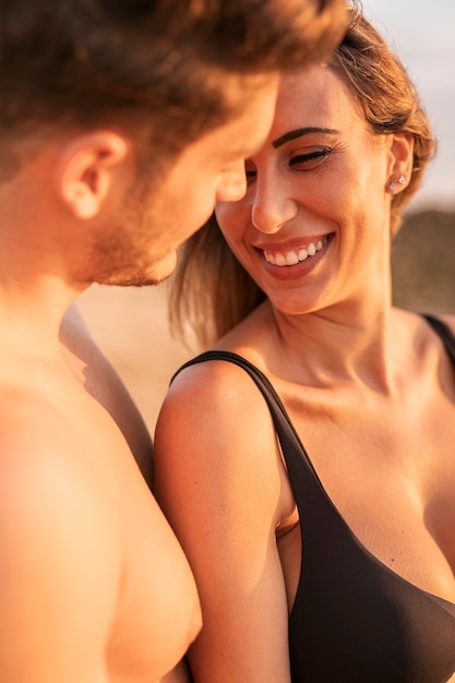 Romance de jovem casal close-up