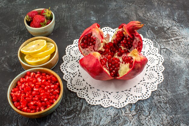 Romãs frescas fatiadas com outras frutas