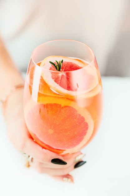 rosa exóticos cocktails e frutas e mão feminina