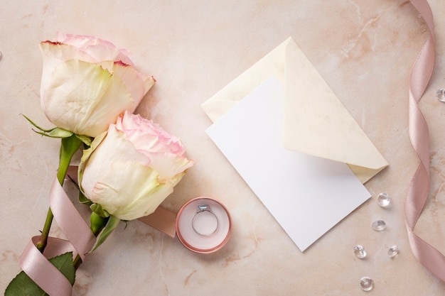 Rosas brancas e cartão de casamento