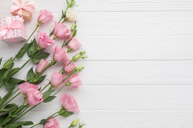 Rosas cor de rosa com cópia espaço fundo de madeira