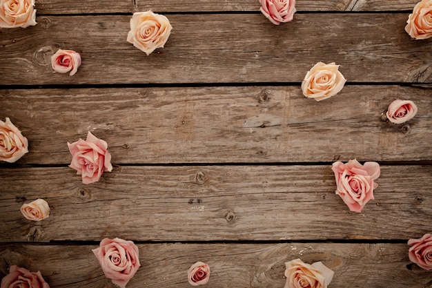 Foto grátis rosas cor de rosa em fundo de madeira marrom