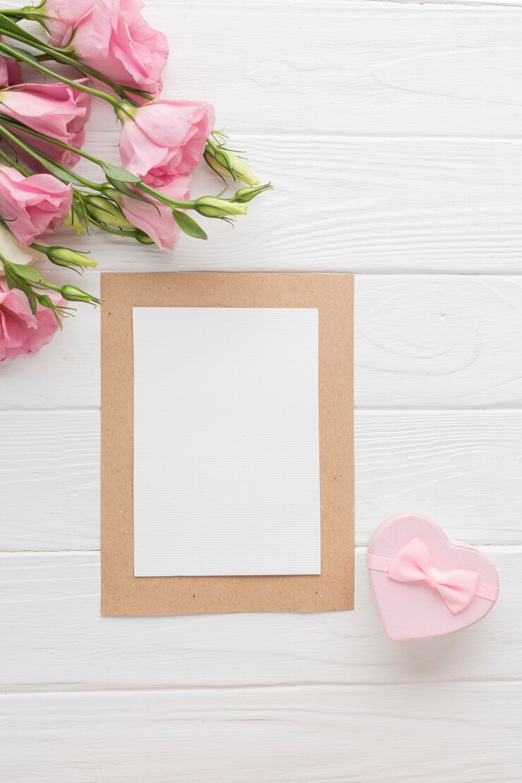 Foto grátis rosas de vista superior-de-rosa com pequena caixa de presente