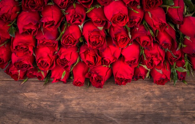 Rosas em uma mesa de madeira