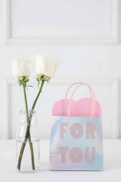 Rosas em vaso com Para você inscrição no saco de papel