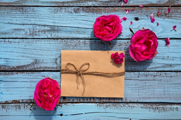 Rosas fofos e envelope vintage