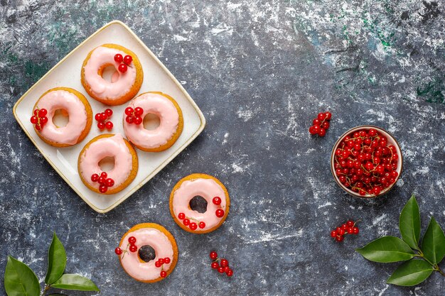 Foto grátis rosquinhas de esmalte caseiro delicioso de groselha.